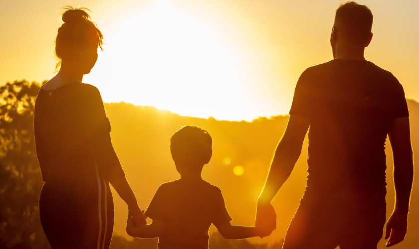 Hogar emocionalmente sano, donde una familia esta viendo un atardecer.