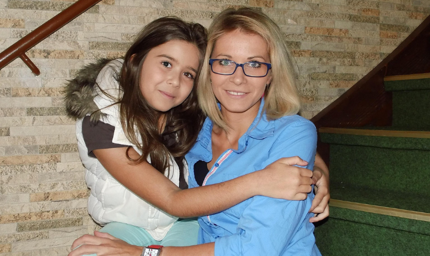 Una imagen que muestra una madre con su hija en referencia al tema: como comunicarte de manera efectiva con tu hijo