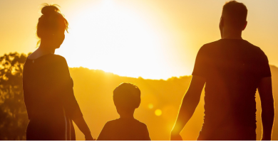 Hogar emocionalmente saludable donde la mama y papa sostienen la mano del niño y ven el atardecer juntos