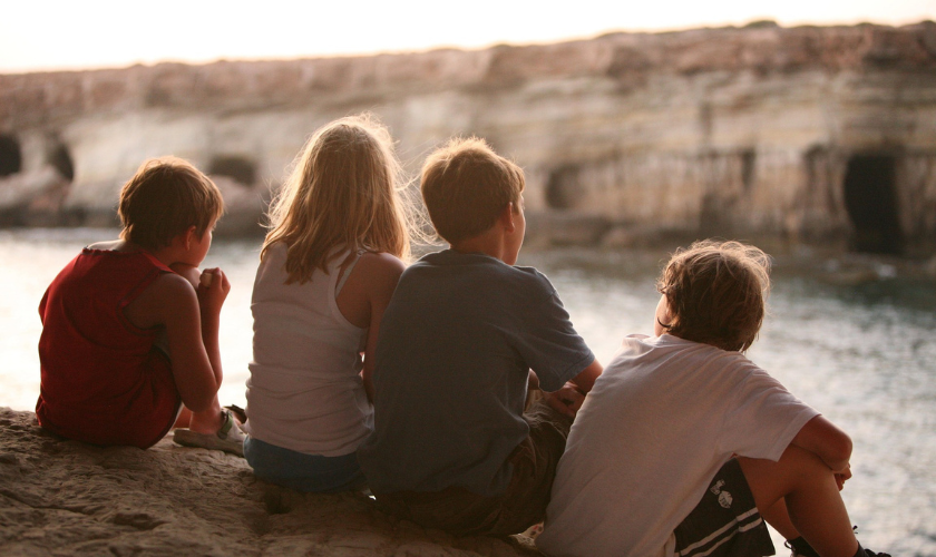 grupo de niños emocionalmente estables, compartiendo. imagen relevante al tema "acompañamiento emocional en la infancia"