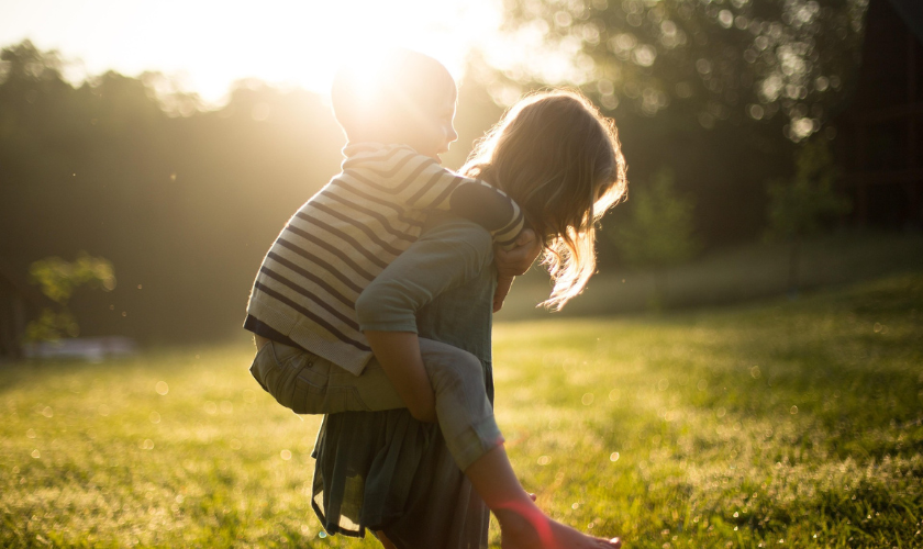 par de niños compartiendo tiempo de calidad juntos. imagen relevante al tema "acompañamiento emociona