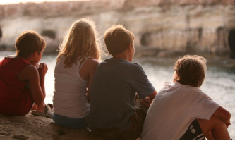 grupo de niños emocionalmente estables, compartiendo. imagen relevante al tema "acompañamiento emociona