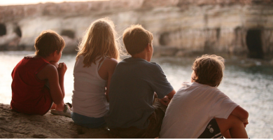 grupo de niños emocionalmente estables, compartiendo. imagen relevante al tema "acompañamiento emociona