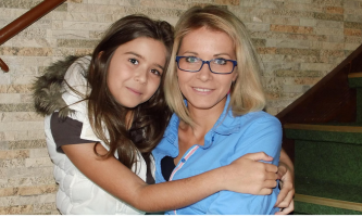 Una imagen que muestra una madre con su hija en referencia al tema: como comunicarte de mmejor con tu hijo