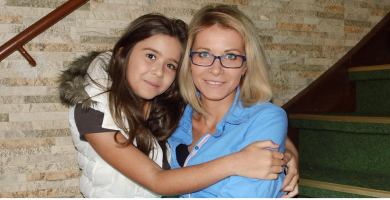 Una imagen que muestra una madre con su hija en referencia al tema: como comunicarte de mmejor con tu hijo