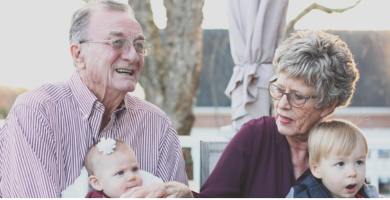Dos abuelos compartiendo con sus nietos, el articulo destaca la importancia emocional del adulto mayor en las familias
